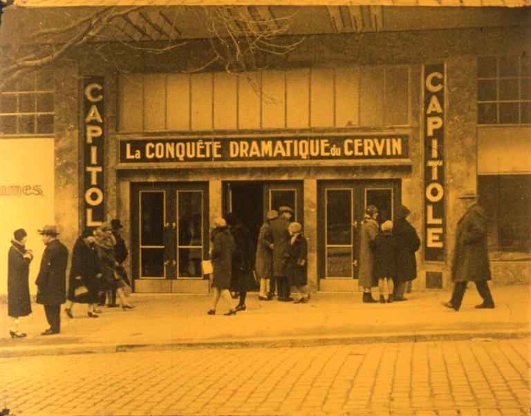 La façade annonçant la projection du film La Conquête dramatique du Cervin, inaugurant la salle du Capitole (1928)