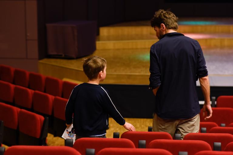 Enfant accompagné par un adulte à un Ciné-famille © Cinémathèque suisse / Mathilda Olmi