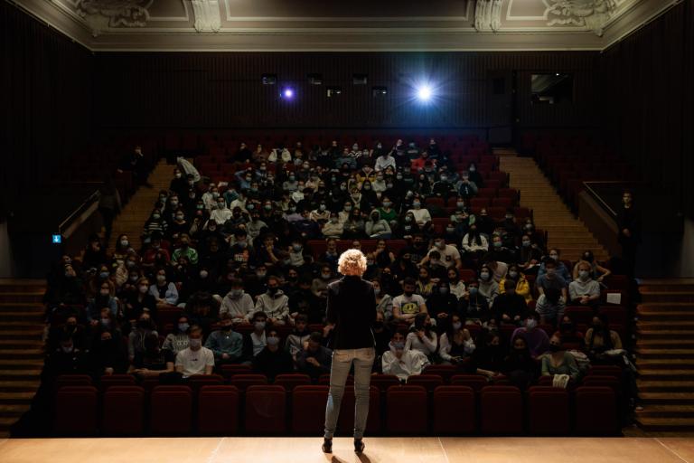 Prise de parole à l’occasion d’une projection © Cinémathèque suisse / Pierre-Yves Massot