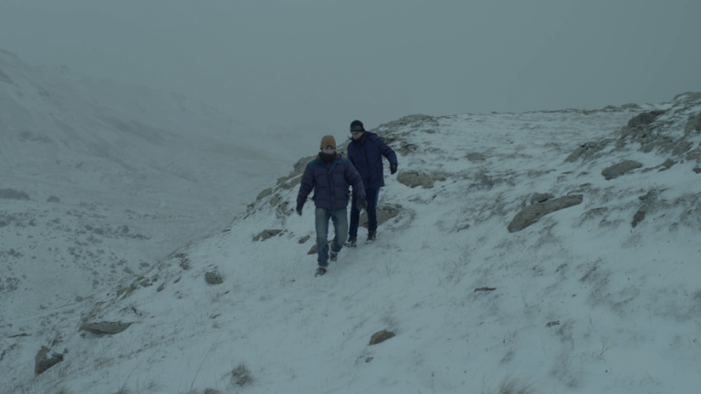 deux personnes marchent dans la montagne