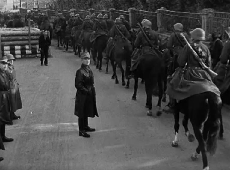 Le Ciné-journal suisse est un témoin privilégié de l’histoire suisse et de ses personnalité comme ici le général Guisan inspectant ses troupes (1941)
