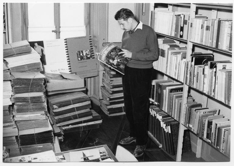 Freddy Buache en 1952 dans les bureaux de la Cinémathèque suisse alors situés à la Place de la Cathédrale