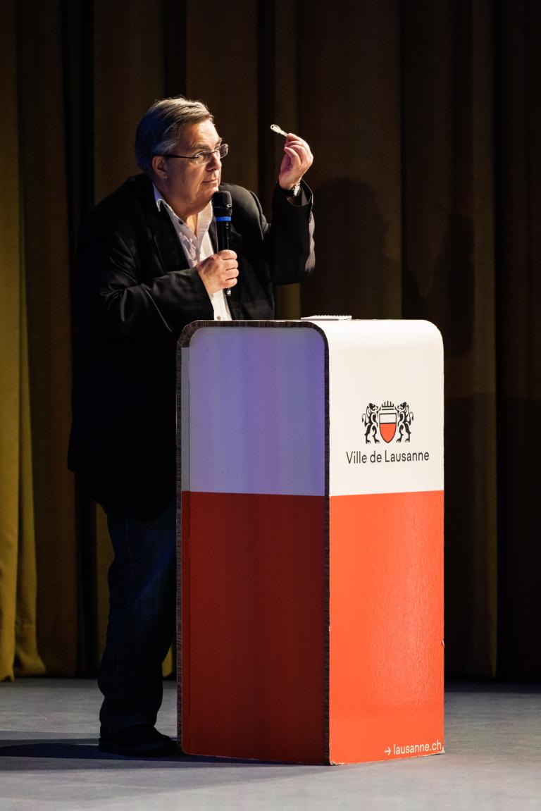 Frédéric Maire, directeur de la Cinémathèque suisse, en possession de la clé du cinéma Capitole © Cinémathèque suisse / Pierre-Yves Massot