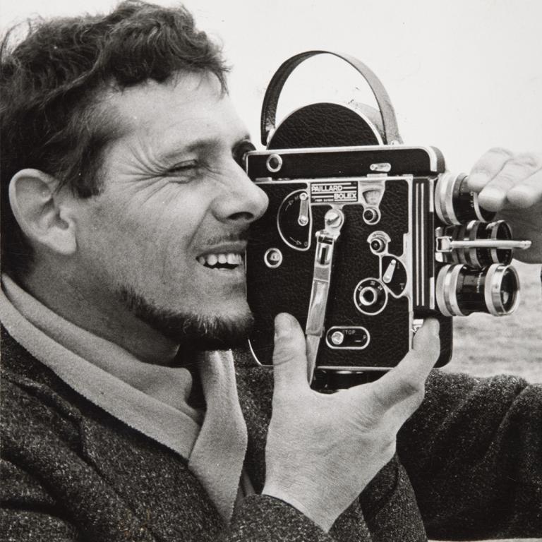 Henry Brandt mit seiner Bolex-Paillard-Kamera