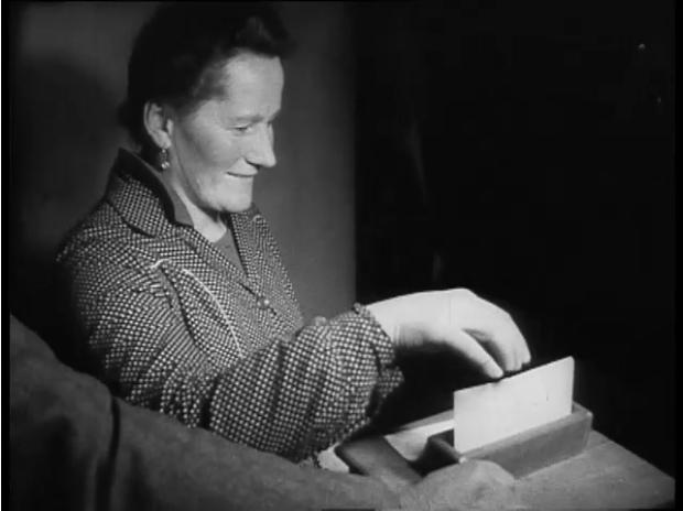 1957 stimmt zum ersten Mal in der Schweiz eine Frau ab