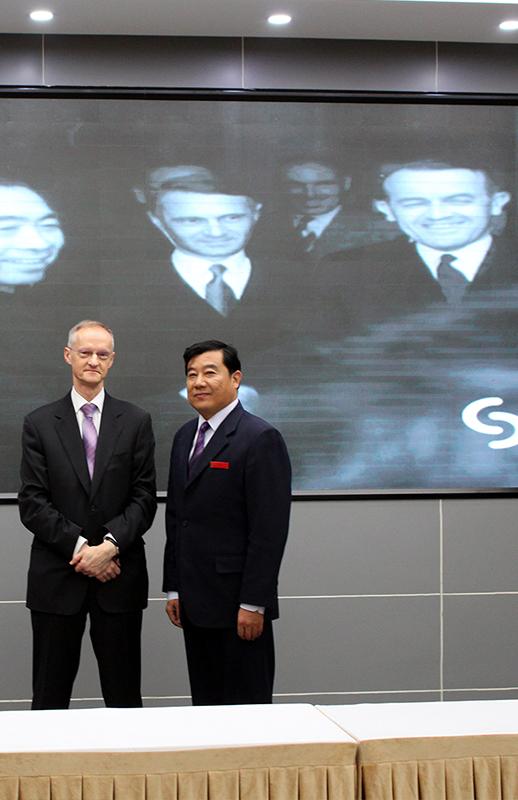 M. Gérald Béroud, président de la Section romande de la Société Suisse-Chine et M. Chen Ming, directeur du Mémorial Zhou Enlai © SinOptic