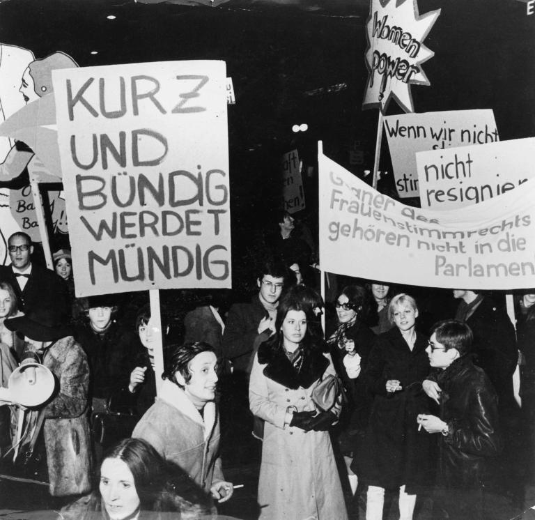Manifestation à Zürich pour le droit de votes des femmes en 1963 