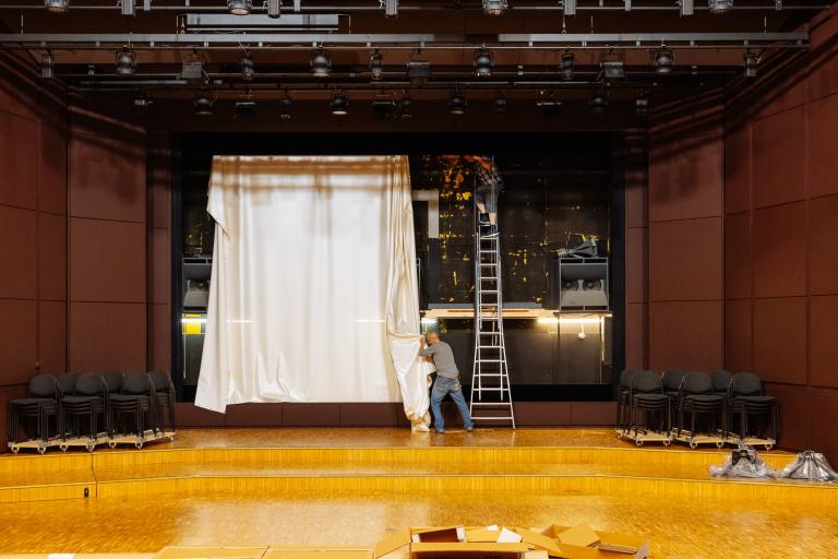 Installation du nouvel écran de la salle Paderewski © Samuel Rubio / Cinémathèque suisse