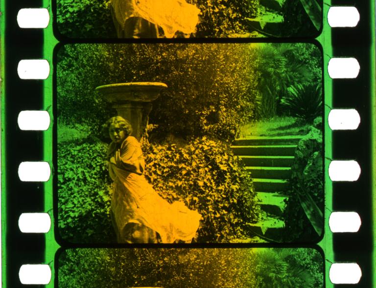 Photogramme de la copie nitrate de Rapsodia Satanica de Nino Oxilia (1917). Image utilisée pour le flyer du programme