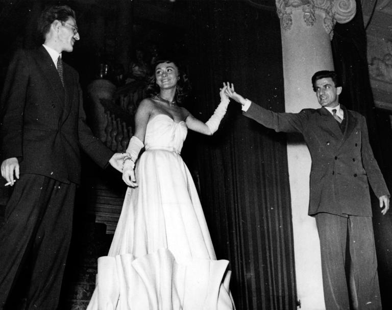 Claude Emery, Mitbegründer der Cinémathèque suisse (links), und Roland Malcom begleiten Danièle Delorme an den Filmball, 4. November 1950