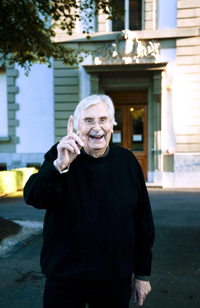 Freddy Buache vor dem Casino de Montbenon am 10. Mai 2012  © Carine Roth / Cinémathèque suisse