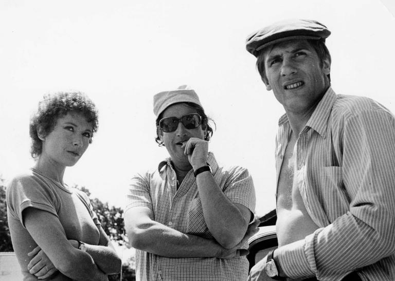 Claude Goretta neben Marlène Jobert und Gérard Depardieu zwischen zwei Aufnahmen für Pas si méchant que ça (1974). Sammlung der Cinémathèque suisse. Alle Rechte vorbehalten.