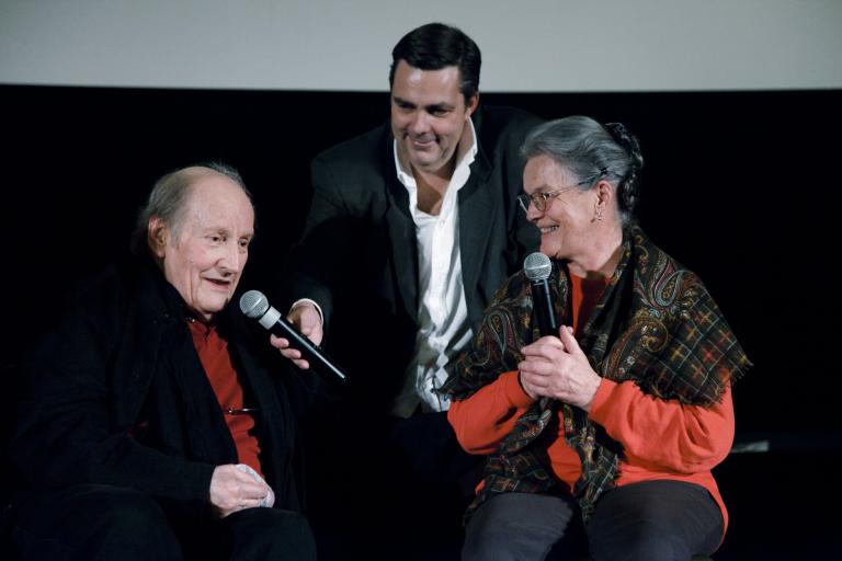 Claude Goretta neben Frédéric Maire und Hélène Gaspoz auf der Bühne des Capitole, am 10. November 2011 © Carine Roth / Cinémathèque suisse