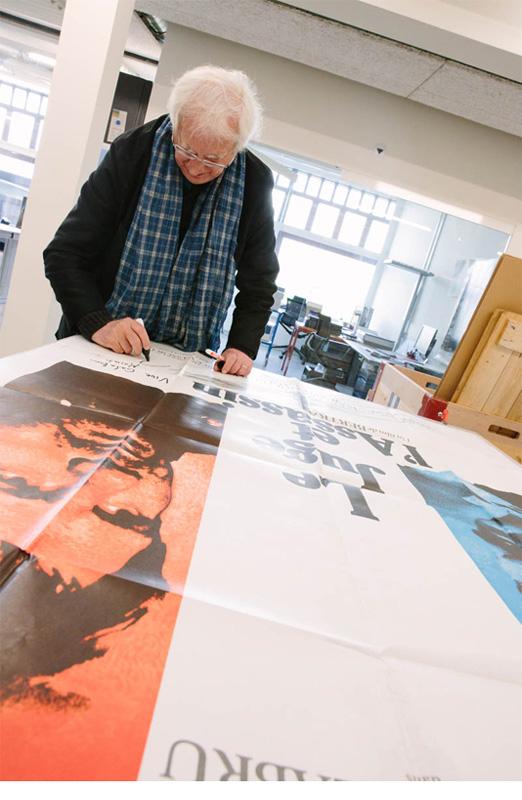 Bertrand Tavernier en visite dans les collections. Photos: Carine Roth