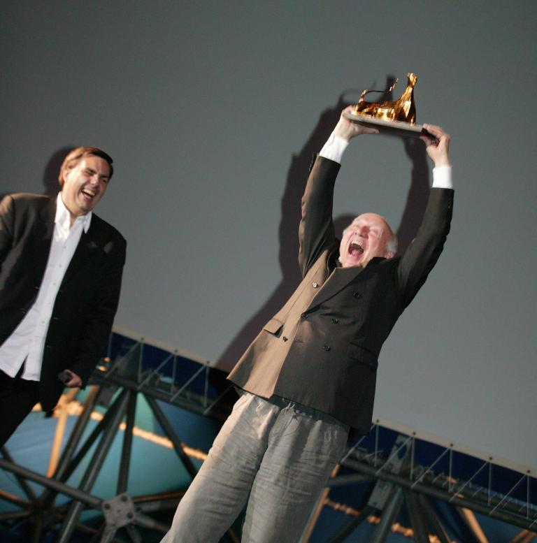 En 2007, Frédéric Maire remet à Michel Piccoli un prix d'excellence pour l'ensemble de sa carrière © Locarno Film Festival
