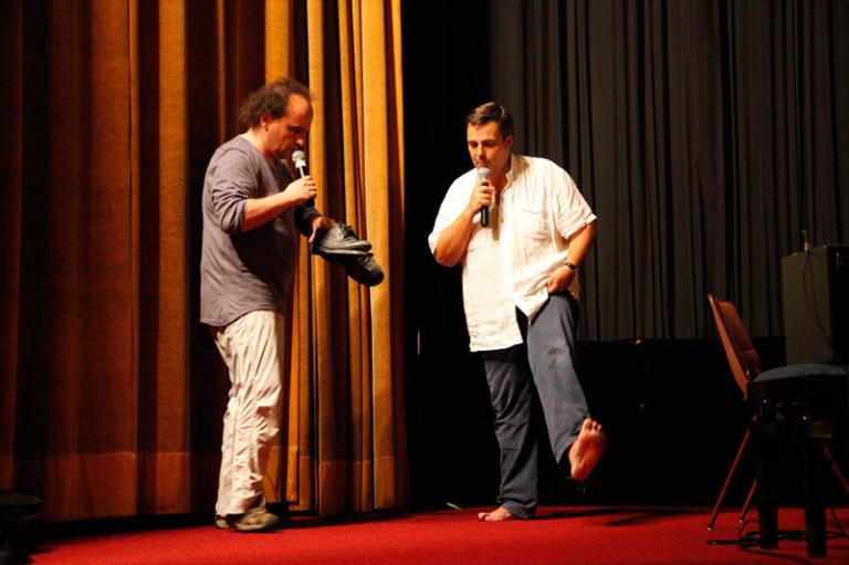 Vincent Adatte et Frédéric Maire, deux des quatre cofondateurs de la Lanterne magique sur la scène du Capitole lors d'une projection pour enfants du "Cirque" de Chaplin, en août 2011.