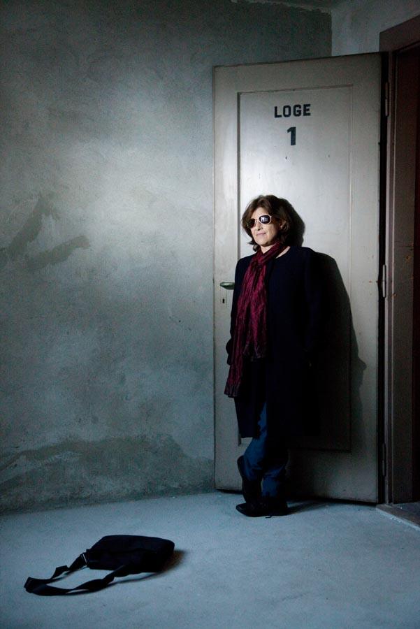 Chantal Akerman dans les anciennes loges du Capitole, le 7 mai 2013. Photo: ©Carine Roth / Ciémathèque suisse