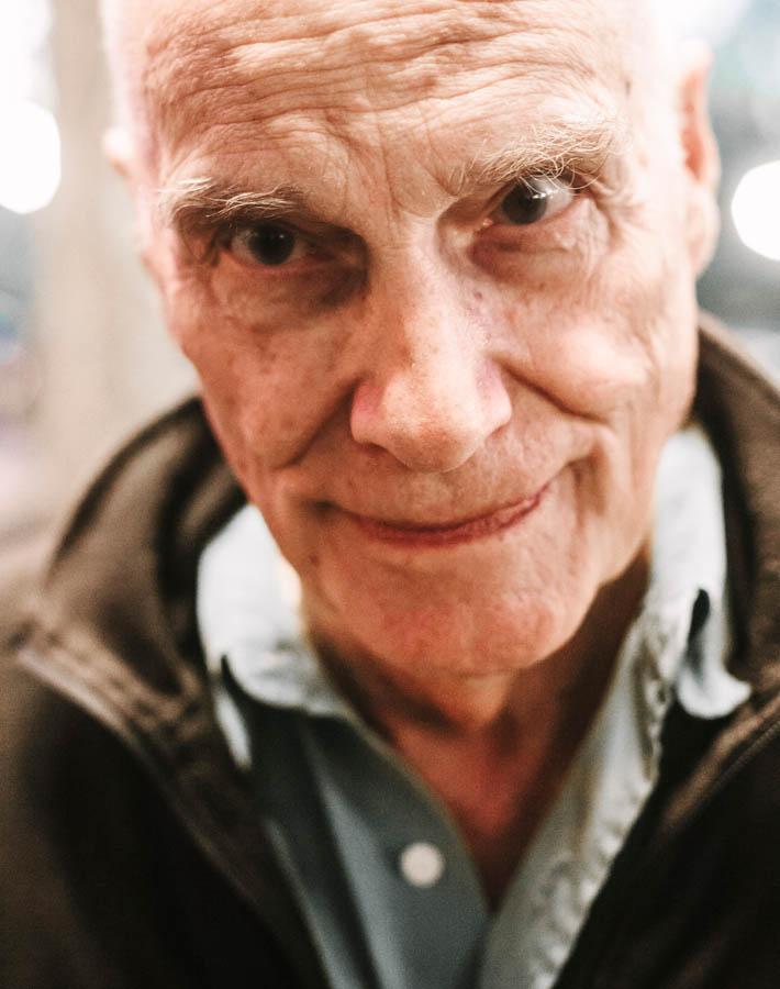 Le cinéaste franco-suisse Barbet Schroeder devant l'écran du Cinématographe. Il est venu présenter quatre de ses films à la Cinémathèque suisse, du 22 au 24 avril 2015.