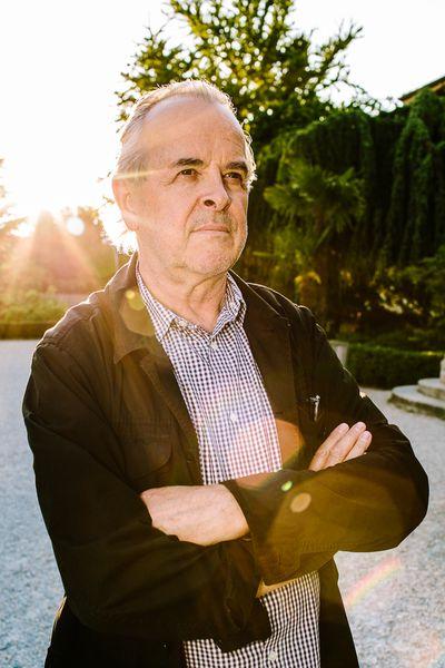 Le cinéaste suisse Iwan Schumacher devant le Casino de Montbenon, peu avant la projection de son film