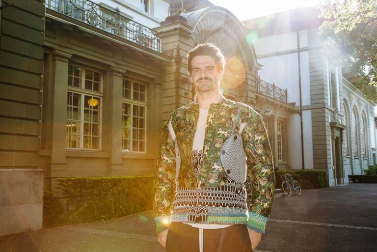 Le metteur en scène suisse Mathieu Bertholet devant le Casino de Montbenon, à l'occasion de la projection de