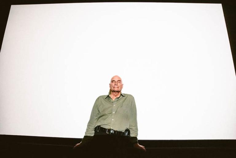 Le cinéaste franco-suisse Barbet Schroeder devant l'écran du Cinématographe. Il est venu présenter quatre de ses films à la Cinémathèque suisse, du 22 au 24 avril 2015.