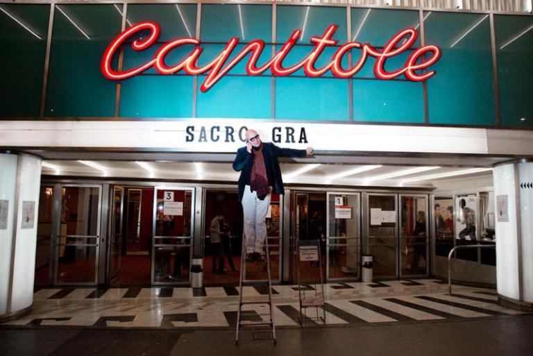 Le cinéaste italien Gianfranco Rosi, devant l'entrée du Capitole, le 18 mars 2014, à l'occasion de l'avant-première de son film,