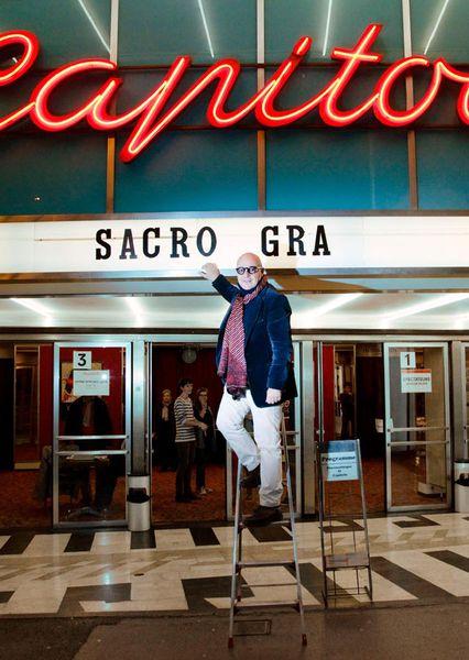 Le cinéaste italien Gianfranco Rosi, devant l'entrée du Capitole, à l'occasion de l'avant-première de son film,