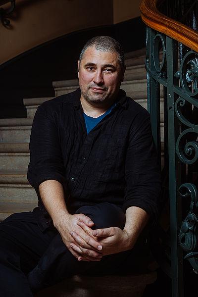 Radu Jude au Casino de Montbenon pour la projection de son film "Back Luck Banging or Loony Porn", le 9 novembre © Samuel Rubio / Cinémathèque suisse