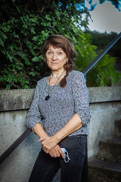 Emmanuelle de Riedmatten devant le Casino de Montbenon pour la projection de son documentaire "Madre Habana", le 3 juin © Samuel Rubio / Cinémathèque suisse