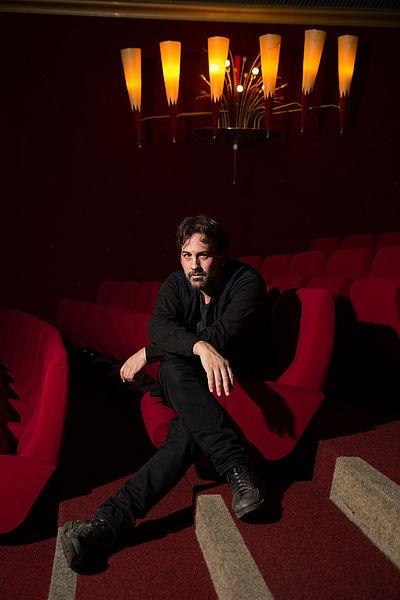 Le cinéaste Isaki Lacuesta au Capitole pour l'avant-première de son film "Entre dos aguas", le 29 octobre © Pierre-Yves Massot / Cinémathèque suisse