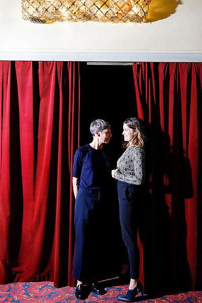 La réalisatrice Delphine Lehericey et la comédienne Laetitia Casta au Capitole lors de l'avant-première du film "Le Milieu de l'horizon" le 30 septembre © Carine Roth / Cinémathèque suisse