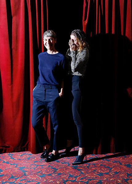 La réalisatrice Delphine Lehericey et la comédienne Laetitia Casta au Capitole lors de l'avant-première du film "Le Milieu de l'horizon" le 30 septembre © Carine Roth / Cinémathèque suisse