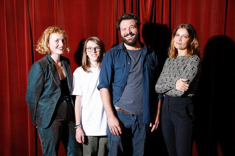 Les comédiens Lisa Harder, Luc Bruchez, Thibaut Evrard et Laetitia Casta au Capitole lors de l'avant-première du film "Le Milieu de l'horizon" le 30 septembre © Carine Roth / Cinémathèque suisse