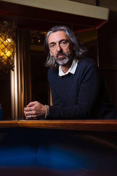 Le cinéaste Nicolas Wadimoff au Capitole pour l'avant-première de son documentaire "L'Apollon de Gaza" le 26 mars © Samuel Rubio / Cinémathèque suisse