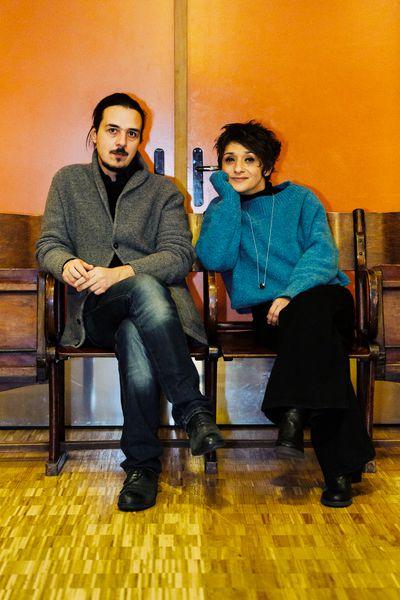 Les réalisateurs Luca Bellino et Silvia Luzi devant le Cinématographe lors de l'avant-première de leur premier film de fiction "Il cratere" le 19 février © Samuel Rubio / Cinémathèque suisse