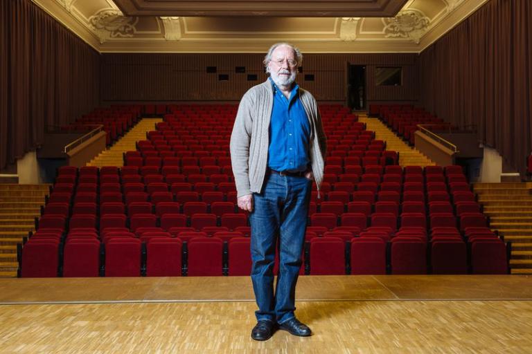 Le réalisateur Michel Van Zele sur la scène de la salle Paderewski lors de la projection de son documentaire "Les Aventures de Histoire du soldat" le 6 février © Samuel Rubio / Cinémathèque suisse