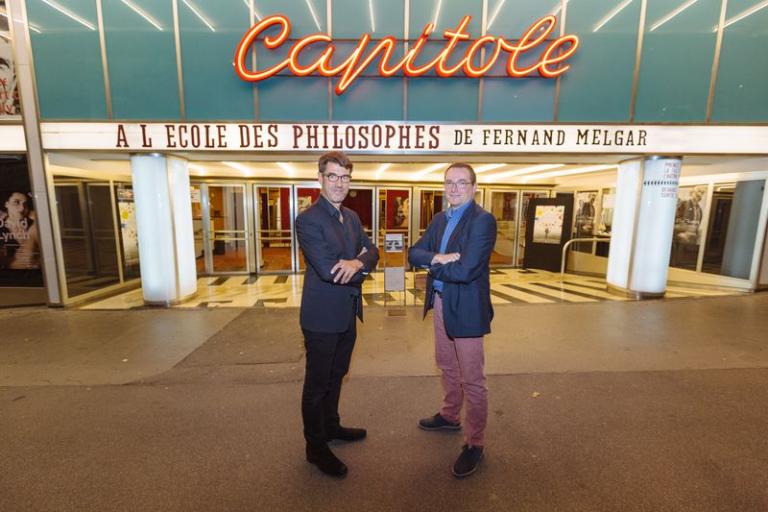 Fernand Melgar et Cédric Blanc, directeur général de la Fondation de Verdeil, devant le Capitole lors de l'avant-première de "À l'école des philosophes" le 4 septembre. © Samuel Rubio / Cinémathèque suisse