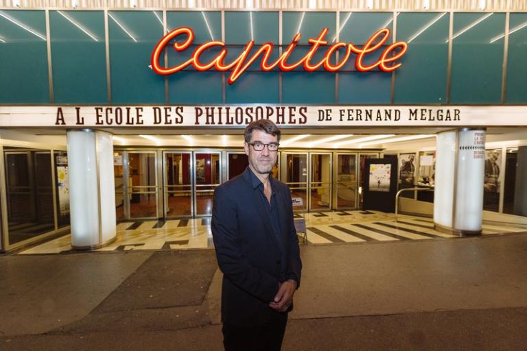 Fernand Melgar devant le Capitole lors de l'avant-première de "À l'école des philosophes" le 4 septembre. © Samuel Rubio / Cinémathèque suisse