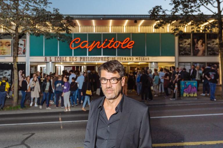 Fernand Melgar devant le Capitole lors de l'avant-première de "À l'école des philosophes" le 4 septembre. © Samuel Rubio / Cinémathèque suisse