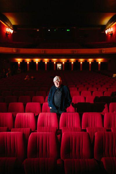 Francis Reusser dans la salle du Capitole lors de l'avant-première de "La Séparation des traces" le 31 mai. © Carine Roth / Cinémathèque suisse