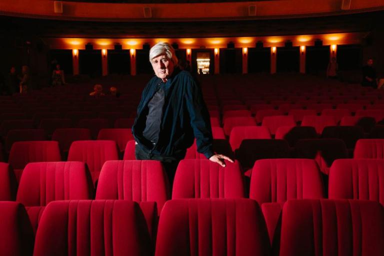 Francis Reusser dans la salle du Capitole lors de l'avant-première de "La Séparation des traces" le 31 mai. © Carine Roth / Cinémathèque suisse