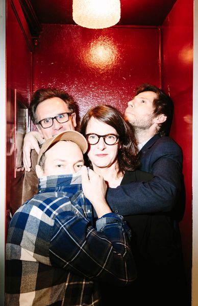 Lionel Baier, Ursula Meier, Jean-Stéphane Bron et Frédéric Mermoud dans l'ancienne cabine téléphonique du Capitole lors de la soirée "Ondes de choc" le 2 février. © Carine Roth / Cinémathèque suisse