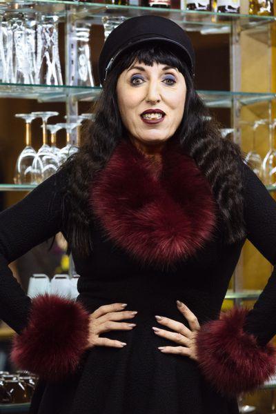 Rossy de Palma derrière le bar du Capitole à l'occasion de la projection de