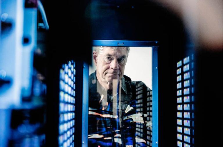 Gus Van Sant au Centre de recherche et d'archivage de la Cinémathèque suisse à Penthaz le 25 octobre. ©Carine Roth / Cinémathèque suisse