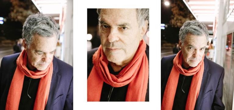 Le réalisateur Amos Gitaï devant le Capitole, à l'occasion de l'avant-première de