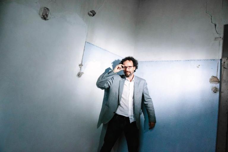 Carlo Chatrian, directeur du Festival de Locarno dans les anciennes loges du Capitole, à l'occasion de la projection spéciale du