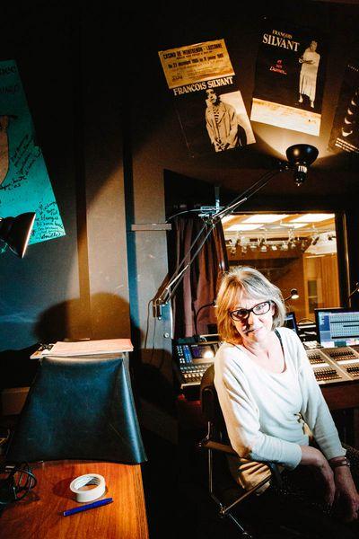 La cinéaste et journaliste suisse Francine del Coso dans la cabine de projection de la salle Paderewski, à l'occasion de la première de son film