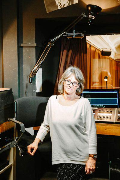 La cinéaste et journaliste suisse Francine del Coso dans la cabine de projection de la salle Paderewski, à l'occasion de la première de son film