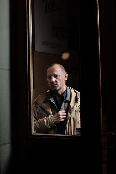 Le cinéaste Damien Odoul lors du vernissage du livre "Résurrection permanente d'un cinéaste amoureux" au Capitole, le 18 novembre. ©Samuel Rubio / Cinémathèque suisse