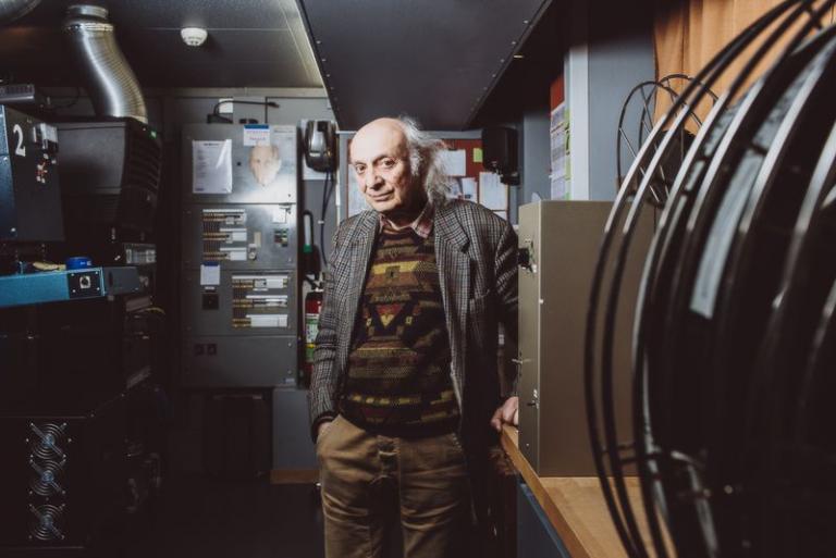 Le cinéaste belge Boris Lehman dans la cabine du Cinématographe, venu présenter les deux derniers chapitres de son œuvre-fleuve "Babel", le 22 mars 2016. ©Samuel Rubio / Cinémathèque suisse